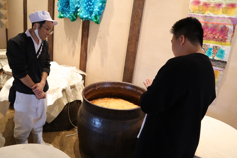 酒粕を使った粕酢の甕1